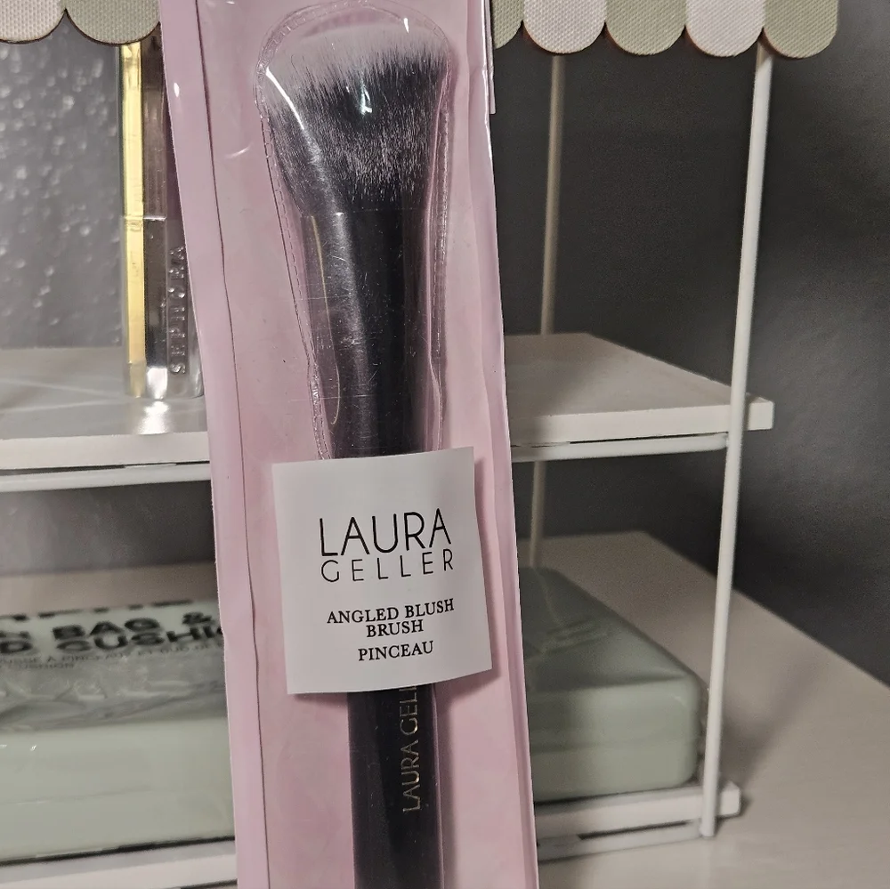 Laura Geller Angled Blush Brush - Black - Picture 6 of 10